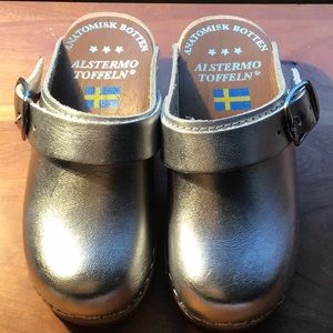 Alstermo Toffeln Swedish wooden clogs, Silver, size 25 (9 toddler)